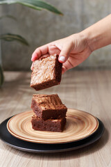 brownie de chocolate orgánico, hechos de manera tradicional