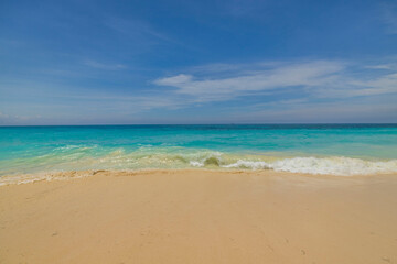 Fototapeta na wymiar Beautiful nature view of coastline with turquoise waves incoming on sandy beach Atlantic Ocean. Aruba.