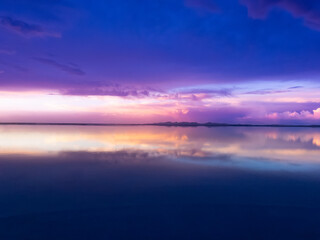 ウユニ塩湖の夕暮れ