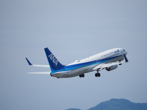 2023 年 5 月 28 日、航空自衛隊美保基地にて、 離陸するANAの旅客機の写真