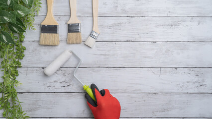 DIY・リフォーム・塗装業者　イメージ 　塗装道具と白い木目背景