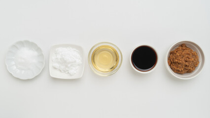 日本の基本の調味料・さしすせそ　イメージ｜砂糖・塩・酢・醤油・味噌