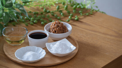日本の基本の調味料・さしすせそ　イメージ｜砂糖・塩・酢・醤油・味噌
