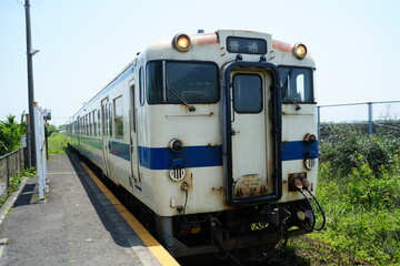 Obraz premium Ibusuki Makurazaki Line Train at JR Nishi Oyama Station, the Southernmost JR Station, in Kagoshima, Japan - 日本 鹿児島 JR 指宿枕崎線 西大山駅 キハ47