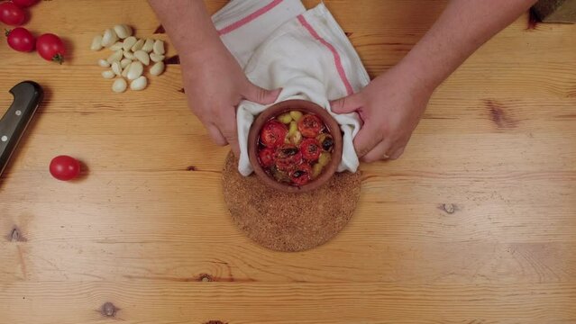 cooking, chef, kitchen, food, tomato, garlic, olive oil, clay plate, spices, throw, prepare, cook, video, medyapoz, enes erkut

kitchen work, kitchen life, food preparation, food stylist,