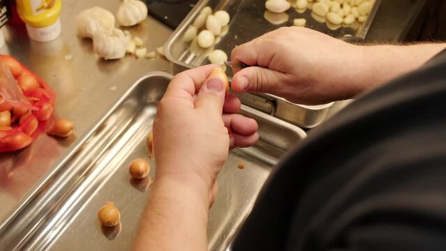 kitchen, chef, cooking, food, onion, onion skins, hands, chopping, meal, preparation, video, medyapoz, enes erkut bread