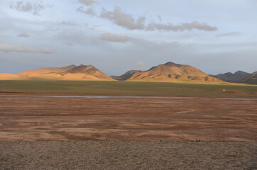Fototapeta na wymiar The landscape of the uninhabited desert grassland area and the Jiang'ai Tsangpo River Valley in Northern Tibet - Nyima
