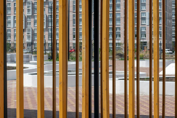 Obraz premium Wooden fence of the courtyard of a multi-storey residential building on a summer day