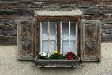 Fototapeta na wymiar Altes Holzfenster an einem Bauernhaus, Bayern