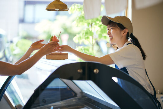 ジェラート店の日本人女性店員