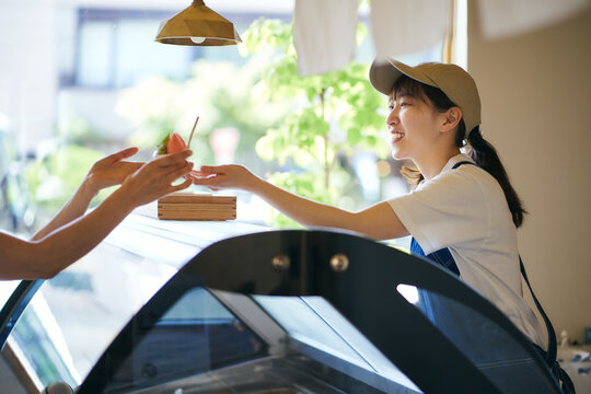 ジェラート店の日本人女性店員