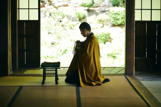 袈裟を身につける日本人の僧侶