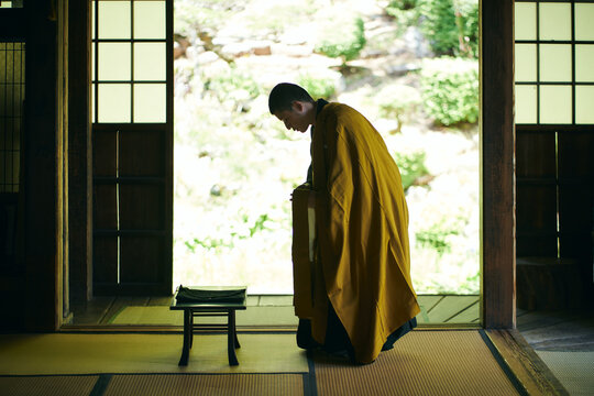袈裟を身につける日本人の僧侶