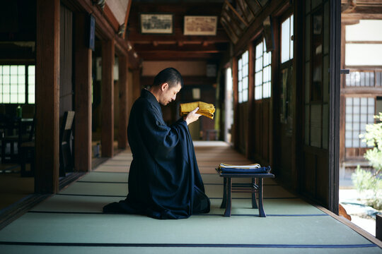 袈裟を身につける日本人の僧侶