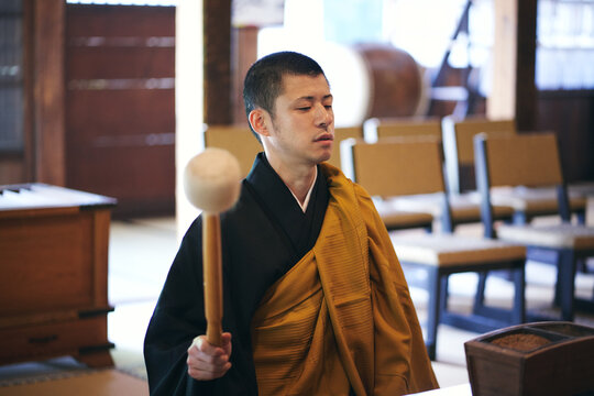 朝のお勤めをする日本人の僧侶