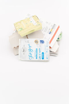 immagine editoriale illustrativa primo piano con confezioni di prodotti in cartone e carta da smaltire - raccolta differenziata
