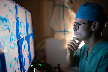doctor examining brain mri scan in clinic - obrazy, fototapety, plakaty