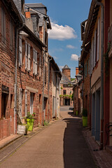 Straße in der Altstadt von Meyssac in Nouvelle-Aquitaine in Frankreich 
