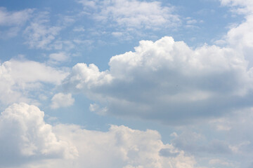 Fototapeta na wymiar Clouds on the blue sky | Chmury na błękitnym niebie