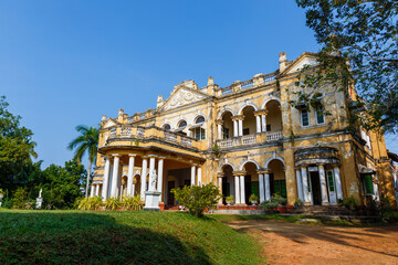 Fototapeta na wymiar The front of a mansion in Sri Lanka