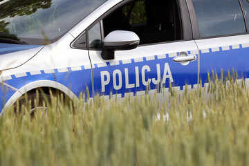 Radiowóz polska policja w pościgu za samochodem uciekającym.  - obrazy, fototapety, plakaty
