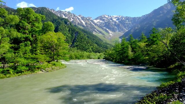 河童橋から見た梓川と穂高連峰、上高地6月上旬