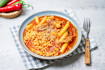 rabokki, Stir-fried Instant Noodle : This dish is tteokbokki with ramen noodles. Tteokbokki is a spicy dish made with rice cake, vegetables, and fish cake, all stir-fried together in a gochujang (red 
