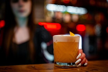 woman hand bartender hold cocktail on the bar counter