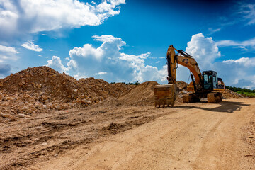 Bagger auf einer Bauscht Deponie © focus finder