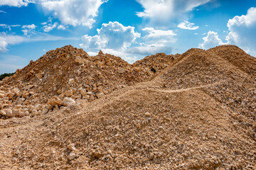 Bauschutt und anderer Müll auf einer Deponie