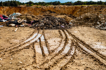 Bauschutt und anderer Müll auf einer Deponie