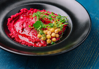 horseradish with chickpeas in a black plate