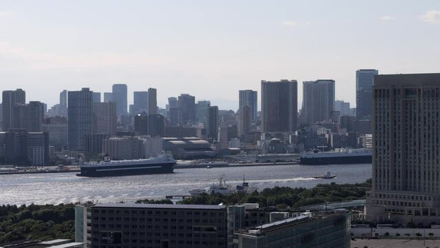大きな貨物船が航行する東京湾の風景。