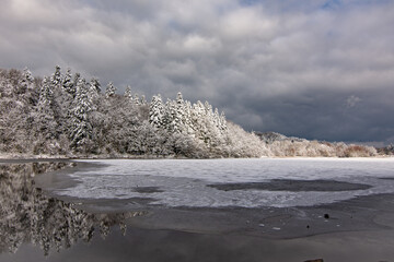Lac des Montagnès sous la neige dans le Tarn en Occitanie