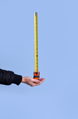 mão segurando trena de medidas, ferramenta de trabalho de medição