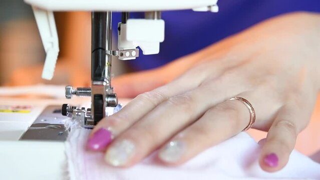 ミシンを使う女性の手元