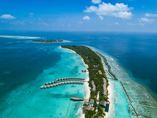 Drohnenaufnahme einer Luxusresortinsel auf den Malediven, Kuramathi Island Resort