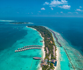 Drohnenaufnahme einer Luxusresortinsel auf den Malediven, Kuramathi Island Resort