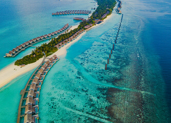 Drohnenaufnahme einer Luxusresortinsel auf den Malediven, Kuramathi Island Resort