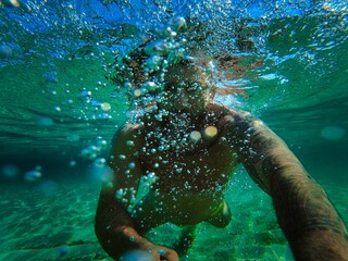 hombre buceando en el mar 