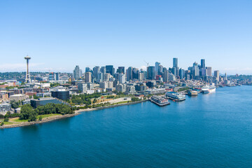 Fototapeta na wymiar The Seattle, Washington waterfront skyline on a sunny day in June