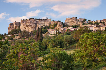 Fototapeta na wymiar Saignon, Vaucluse, Provence-Alpes-Cote d’Azur, France: landscape of the ancient village with the the Rocher, the high rocks on the hill top