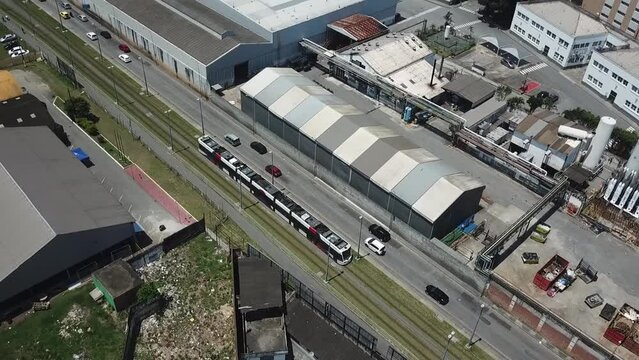 veiculo leve sobre trilho com sobrevoo de drone