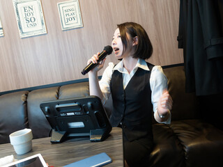 カラオケで歌いまくる女性