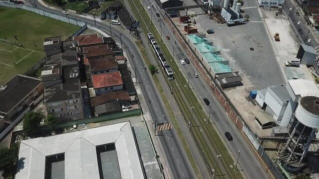 veiculo leve sobre trilho pela manh&atilde; com sobrevoo de drone