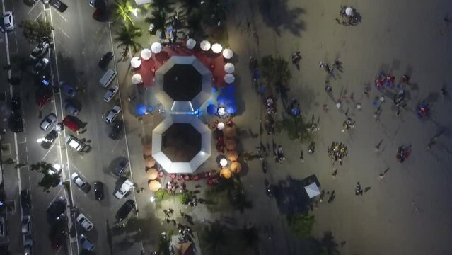 orla do itarar&eacute; com sobrevoo a noite c&acirc;mera voltada para baixo