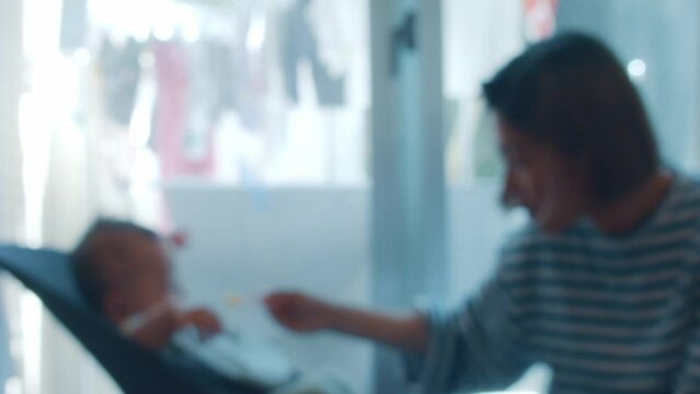離乳食をあげる女性