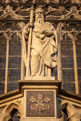Figura św. Piotra nad wejściem do bazyliki w Nysie.