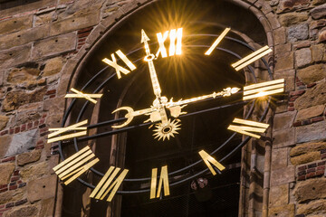 Zegar na dzwonnicy bazyliki św. Jakuba i Agnieszki w Nysie.