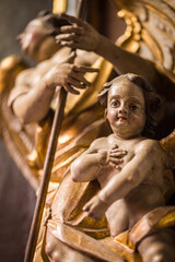 Figurka anioła znajdująca się w bazylice w Nysie.